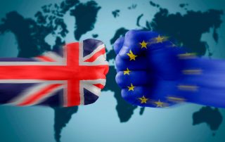 Choque de puños pintados con las banderas de Reino Unido y la Unión Europea
